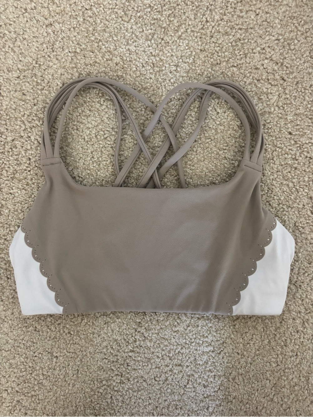 Women's athleta strappy athletic Scalloped Sports Bra - tan and White sz xs.
